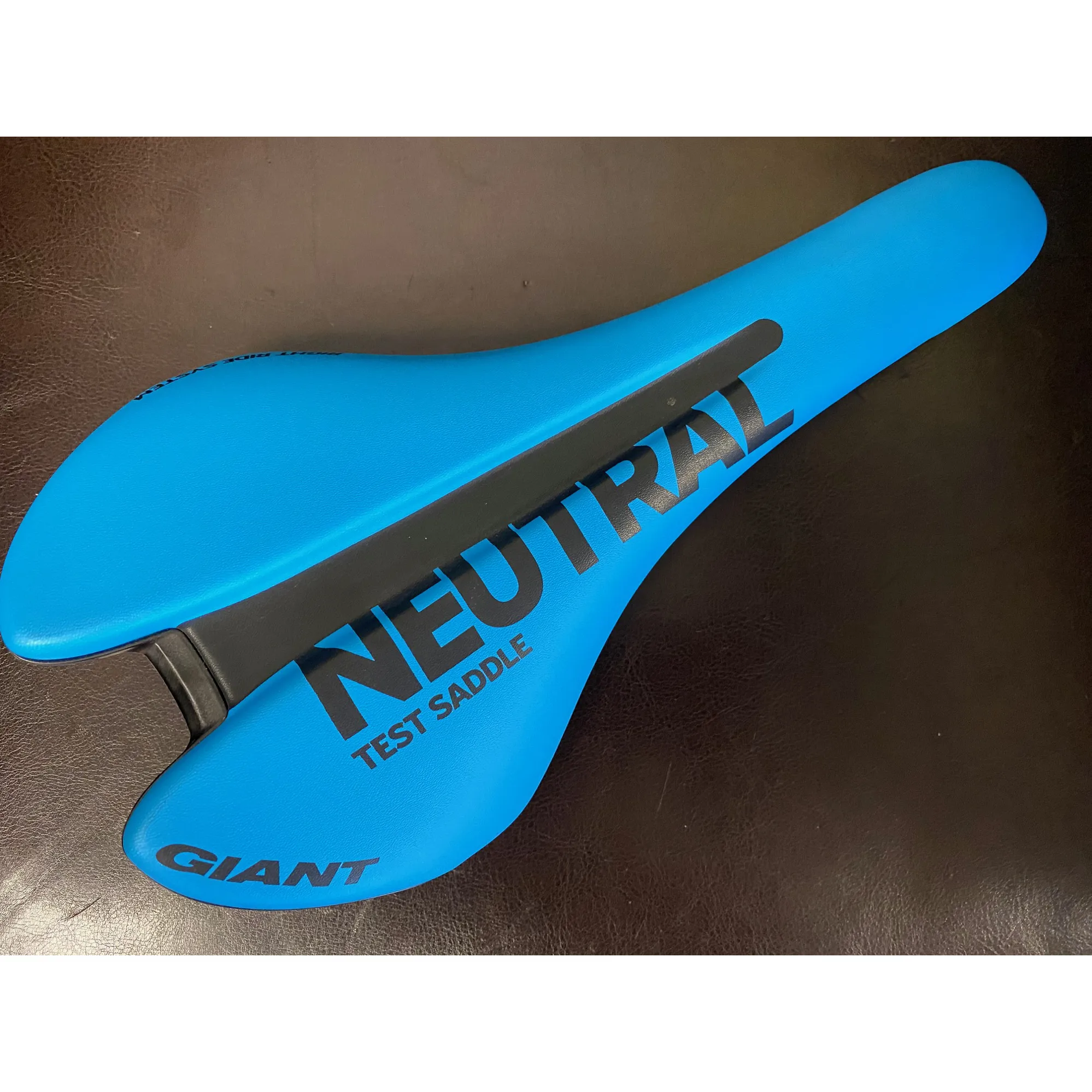 Giant neutral saddle hotsell