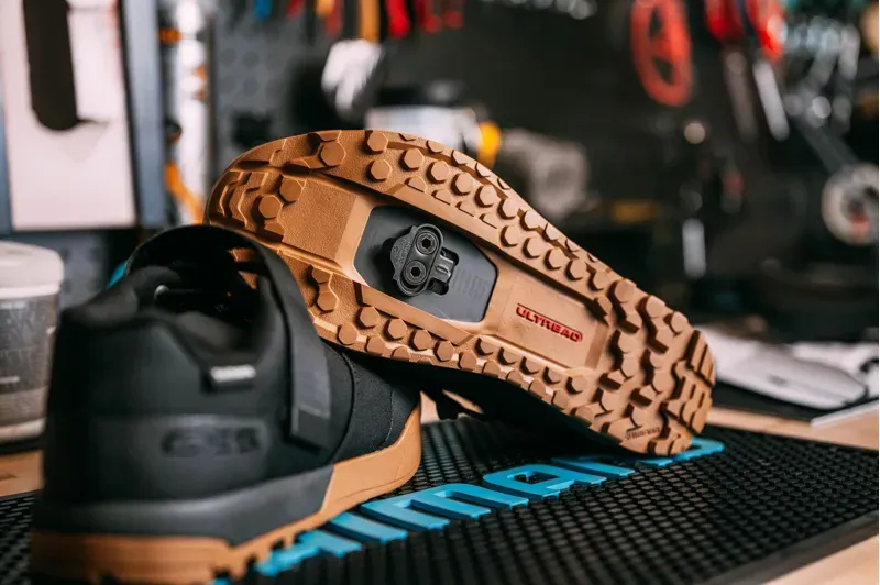 SPRE MT001 Cleat Multi Entry Silver pair-1