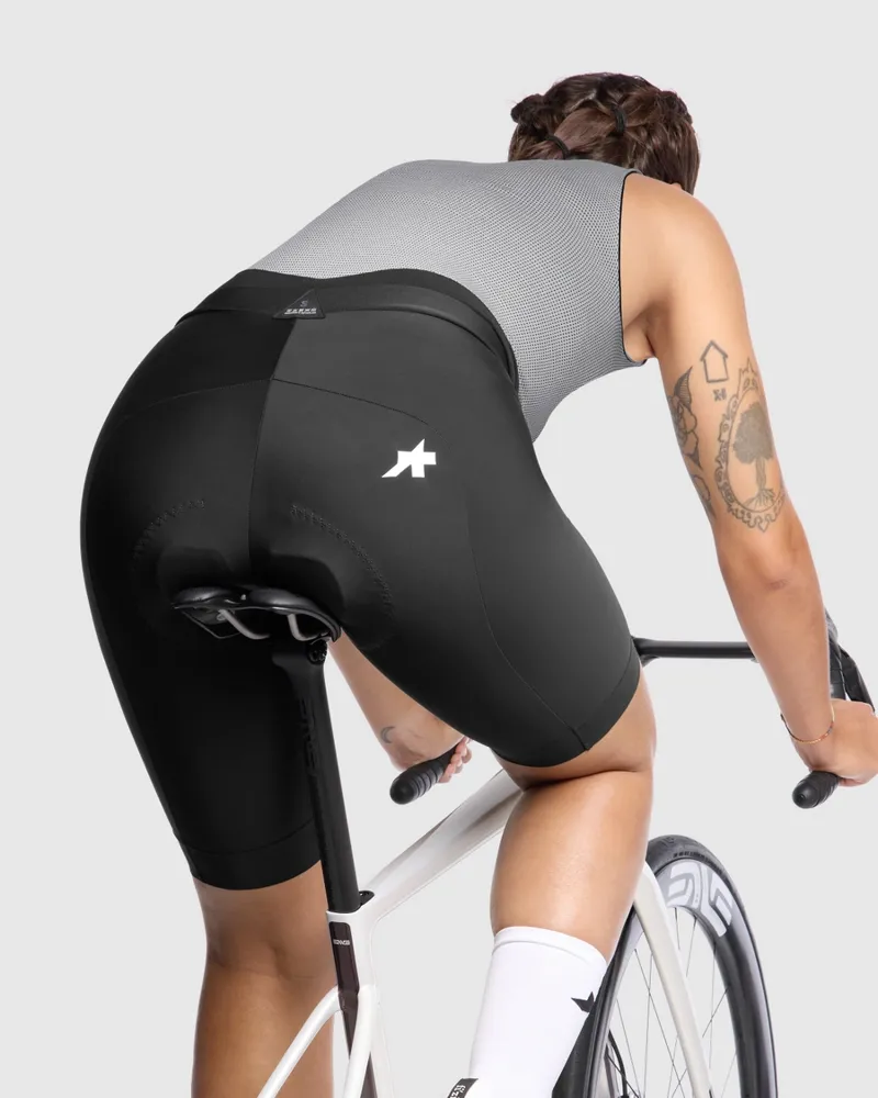 Assos UMA GT Half Shorts S11 long Black Series-2