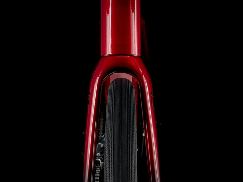Trek Domane AL 2 Gen 4 Crimson to Carmine Fade-5