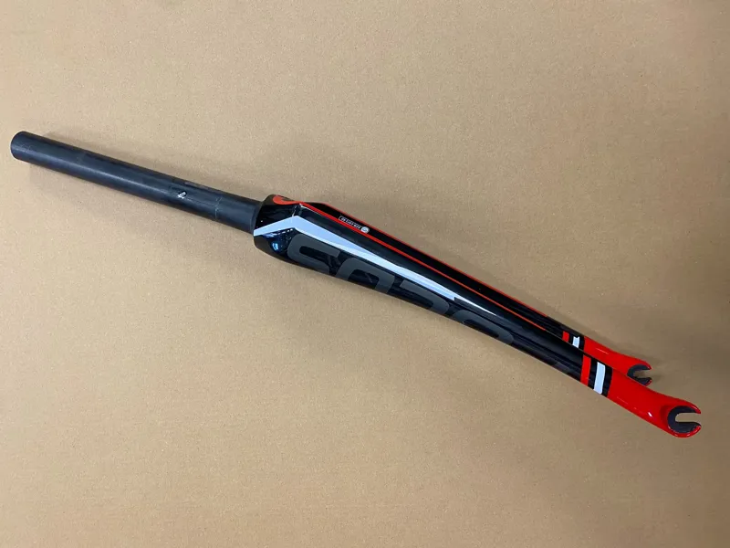 Focus carbon fork outlet