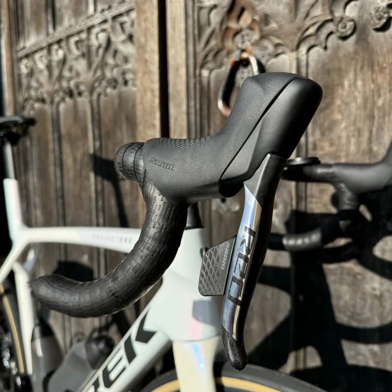 Trek Madone SLR 8 AXS Gen 8 Iridescent Blue Pearl/Red Pearl-5