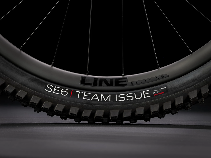 Trek Slash 9.8 XT 2022 Carbon Mountain Bike Radioactive Coral to Yellow Fade-6