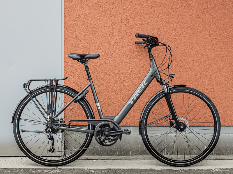 Trek Verve 2 Equipped Lowstep 2022 Hybrid Bike Lithium Grey-1