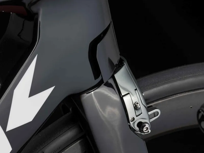 Trek Madone 9.9 C H2 2018 Trek Black/Viper Red Road Bike-4