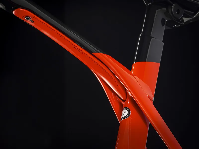Trek Madone SL 6 Disc 2021 Road Bike Radioactive Red/Trek Black-5