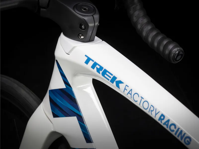 Trek Madone SLR 7 Disc 2020 Road Bike Voodoo Trek White/Blue-6