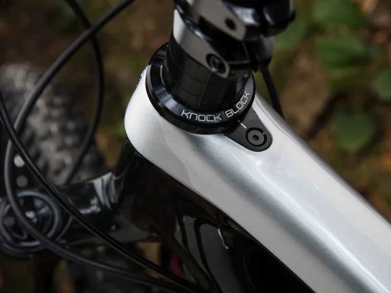 Trek Remedy 9.8 27.5 2018 Trek Black/Quicksilver Mountain Bike-6